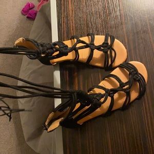Women’s black Wrap around strap sandal - size 8.5( fits size 8 also)